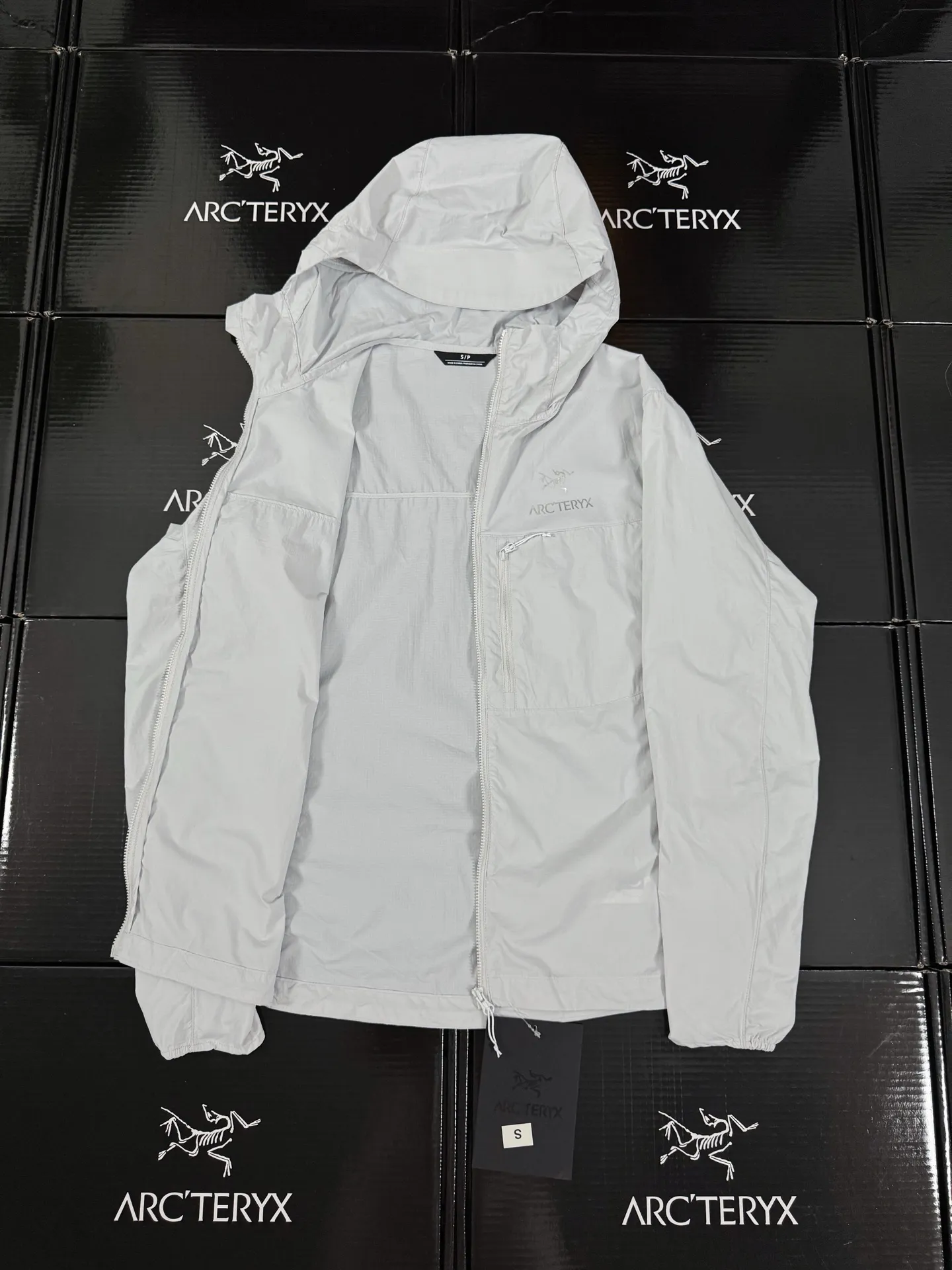 🦋 185 ARCTERYX SQUAMISH Same Style HOODY Breathable 26 Series Breathable ！ Same Style ！ New Arrival， ！Premium Quality ！ ， ， ， 99% Breathable 、 ， ！ 、 。 Windwall 、 、 、 、 … 、 、 、 … 、 ， 、 … 、 ！ 、 … ！ ： Black Navy Blue Size S 66 112 46.4 60 90-110 M 68 116 47.6 61.5 110-130 L 70 120 48.8 63 130-145 XL 72 124 50 64.5 145-160 XXL 74 128 52.4 67.5 170-190 XXXL 78 132 55 70 190